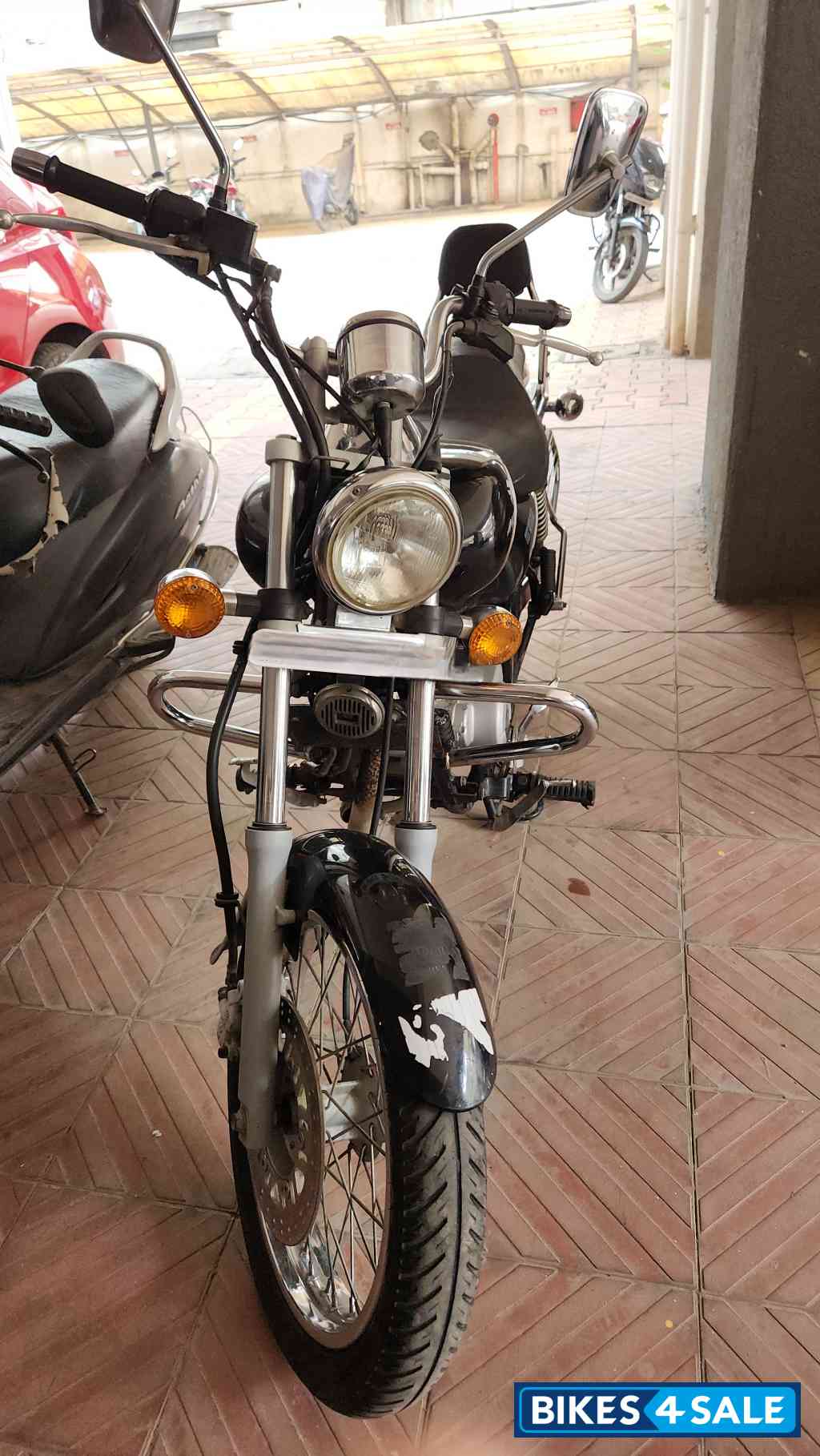 Black Bajaj Avenger 220 DTS-i