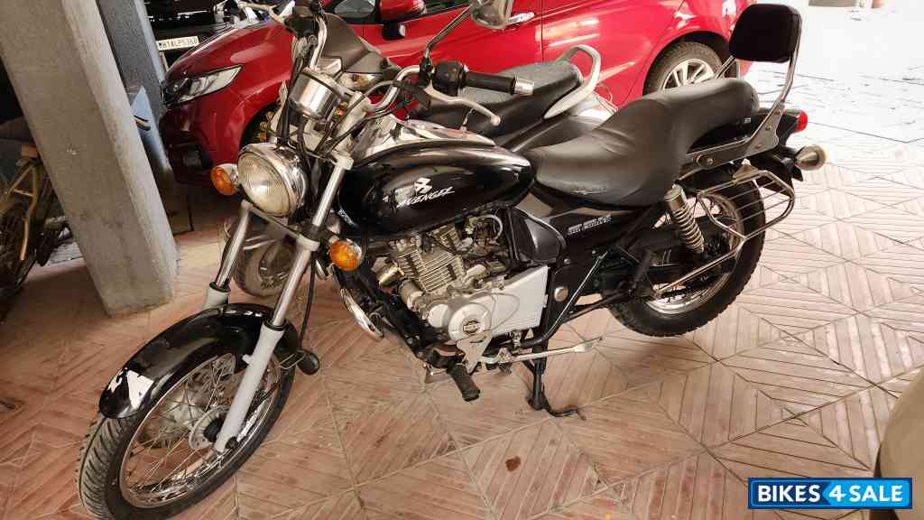 Black Bajaj Avenger 220 DTS-i