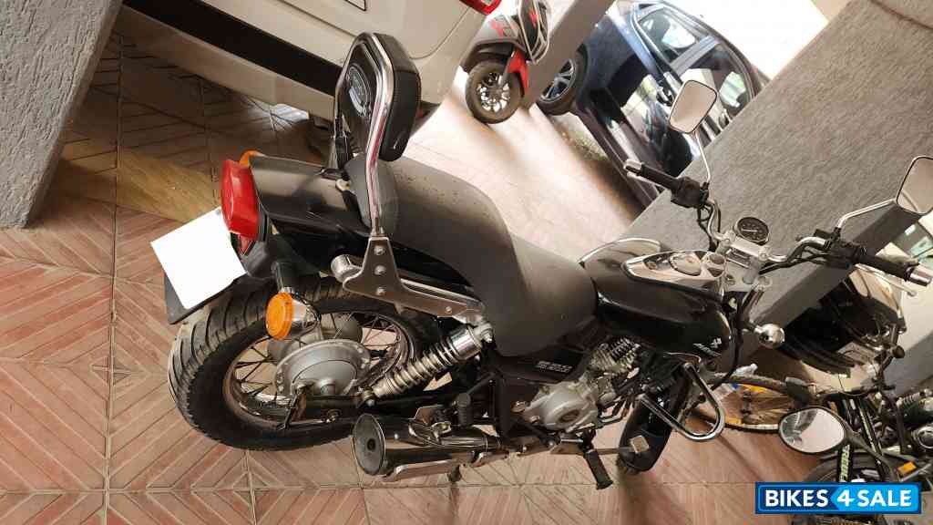 Black Bajaj Avenger 220 DTS-i