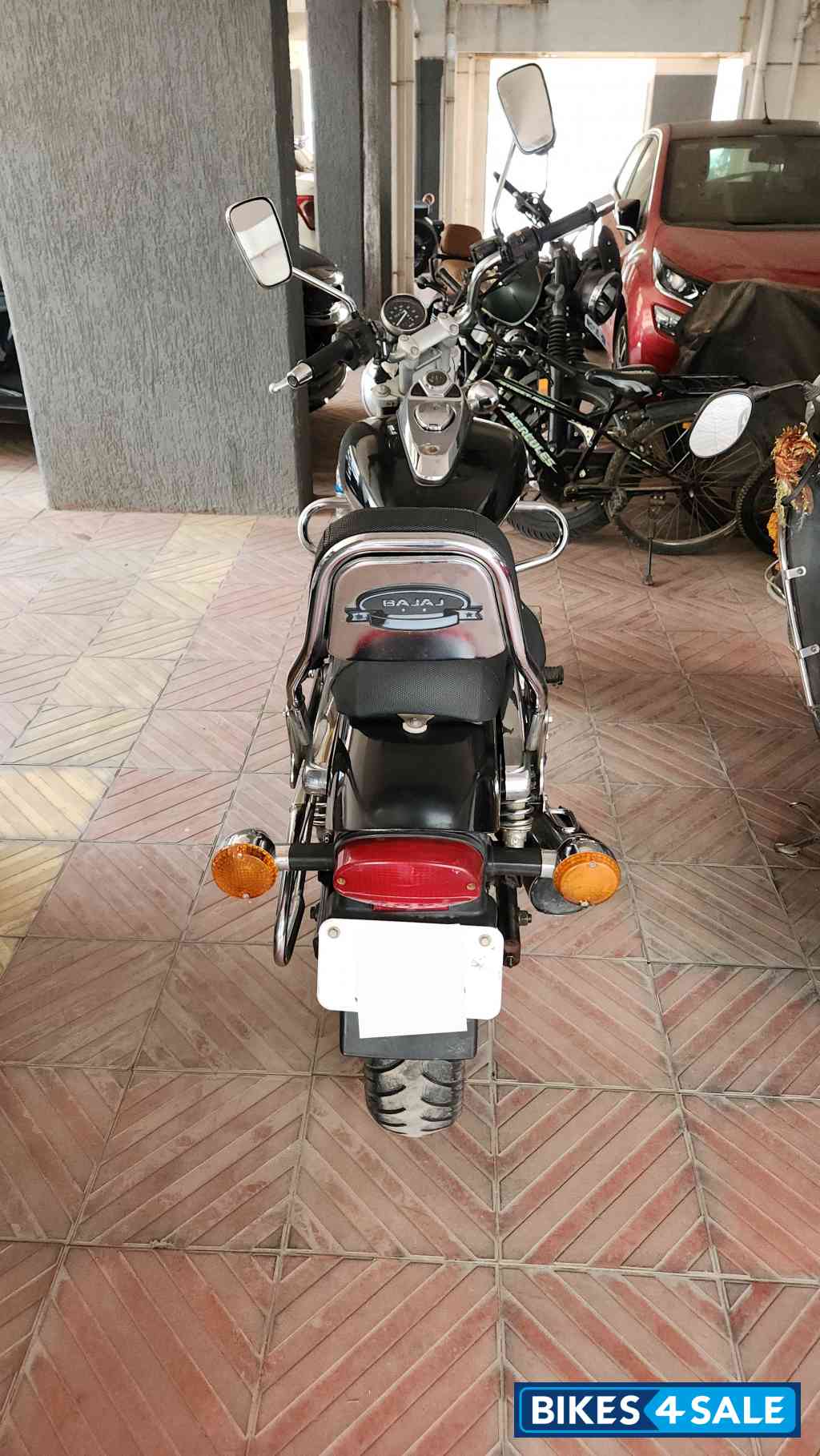 Black Bajaj Avenger 220 DTS-i