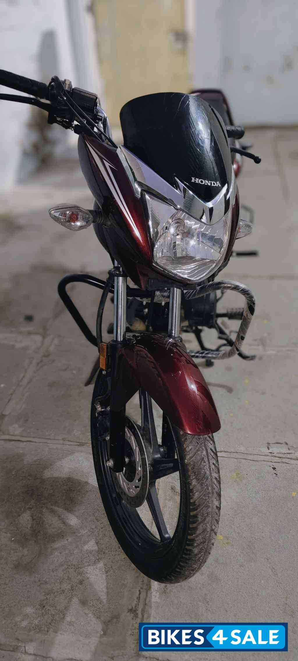 Maroon Honda Shine 125 Disc Maroon Honda Shine 125 Disc
