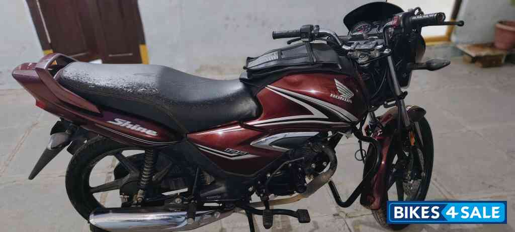 Maroon Honda Shine 125 Disc Maroon Honda Shine 125 Disc
