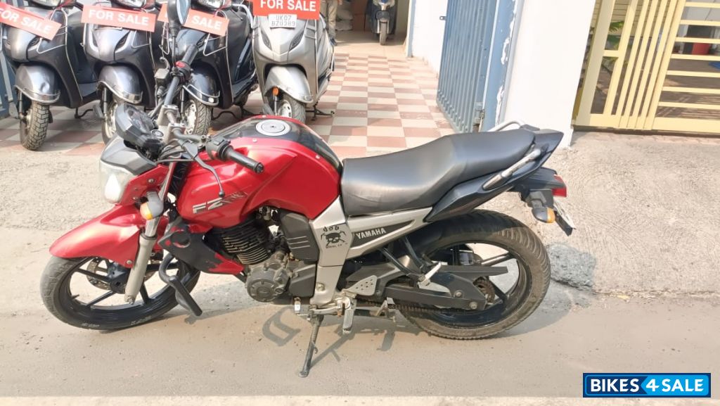 L Red Yamaha FZ16