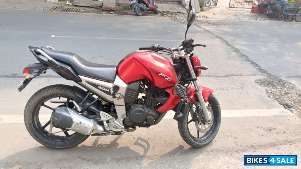 L Red Yamaha FZ16