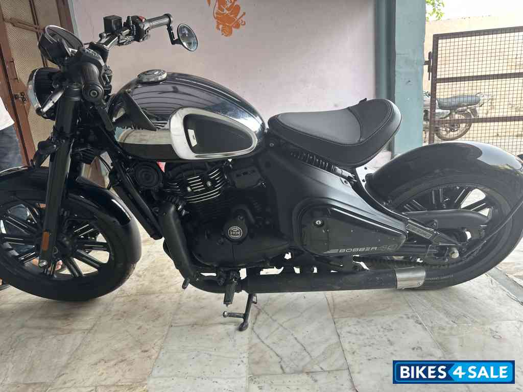 Jawa 42 Bobber Black Mirror