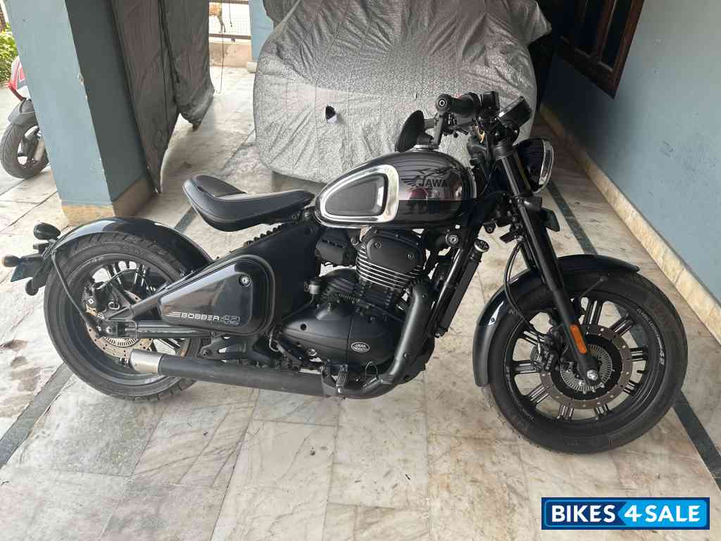 Jawa 42 Bobber Black Mirror