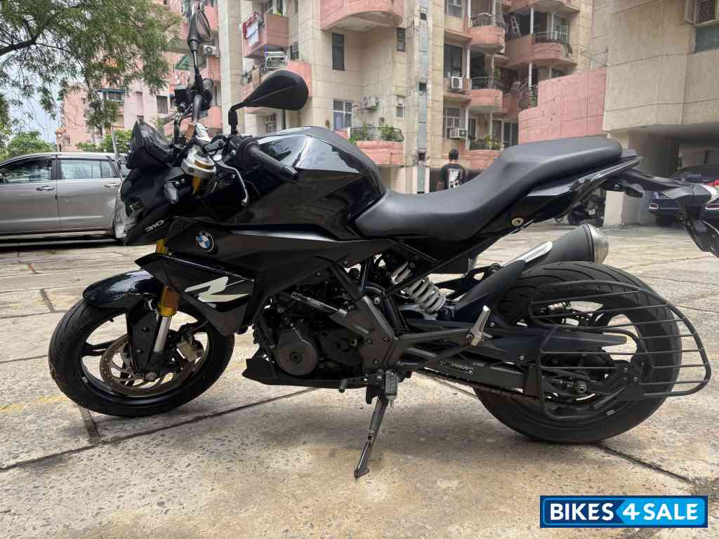 Cosmic Black BMW G 310 R