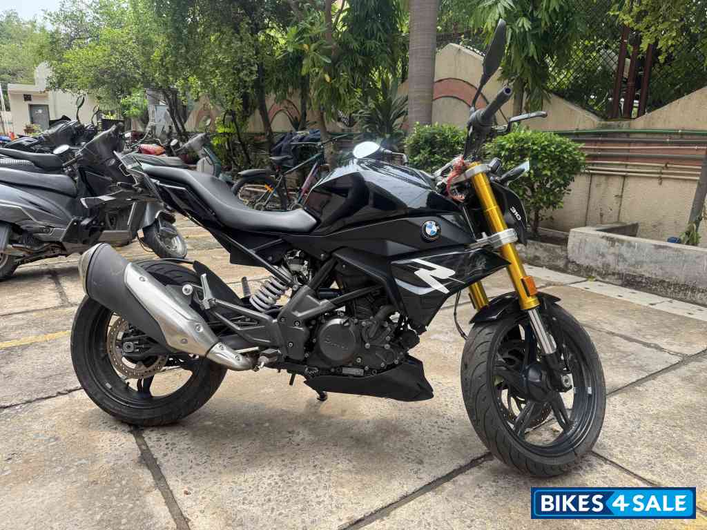 Cosmic Black BMW G 310 R