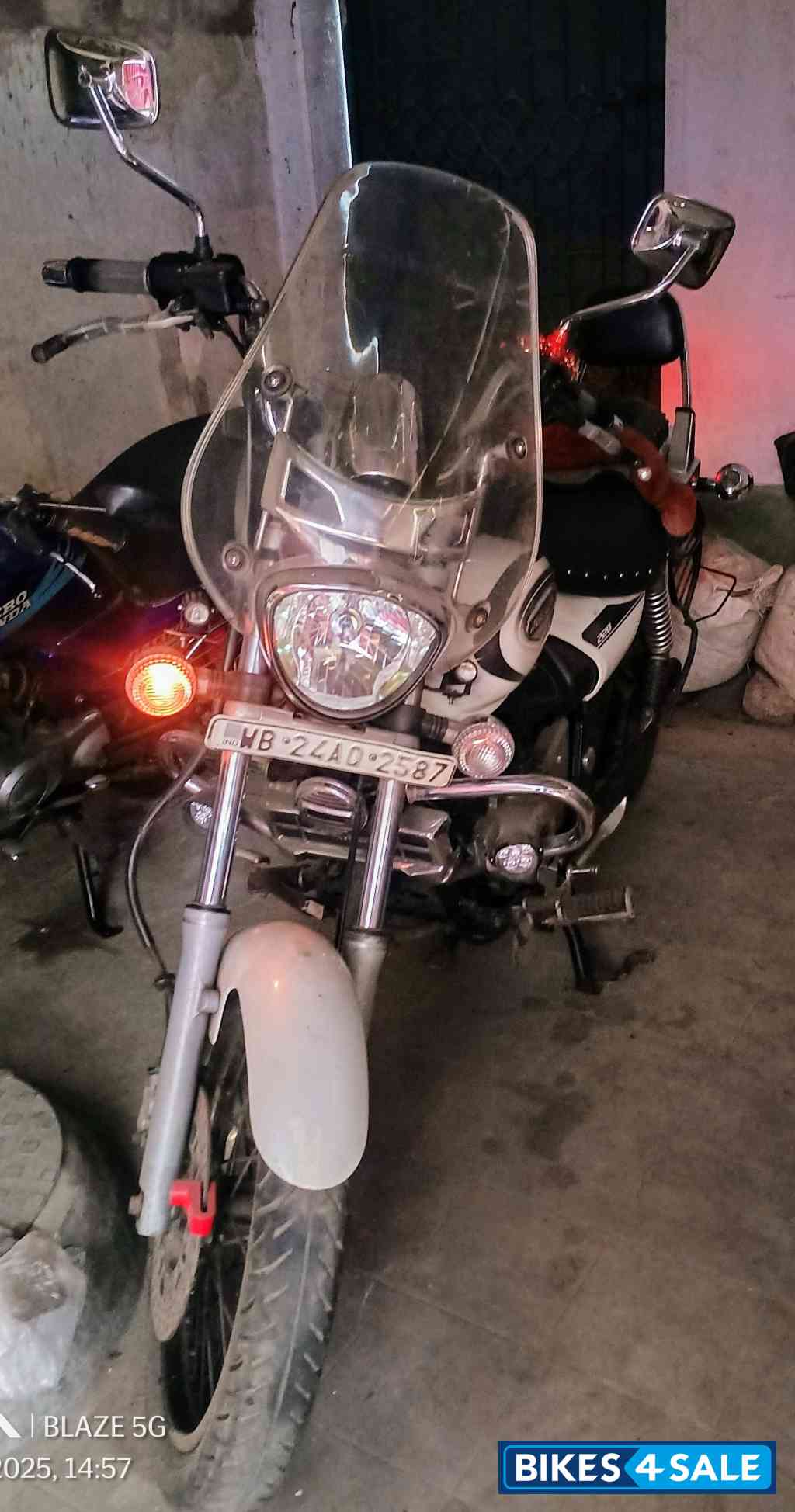 White Bajaj Avenger Cruise 220