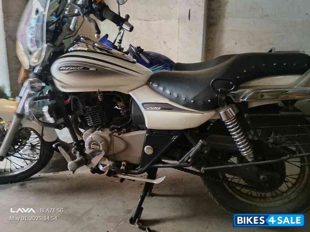 White Bajaj Avenger Cruise 220