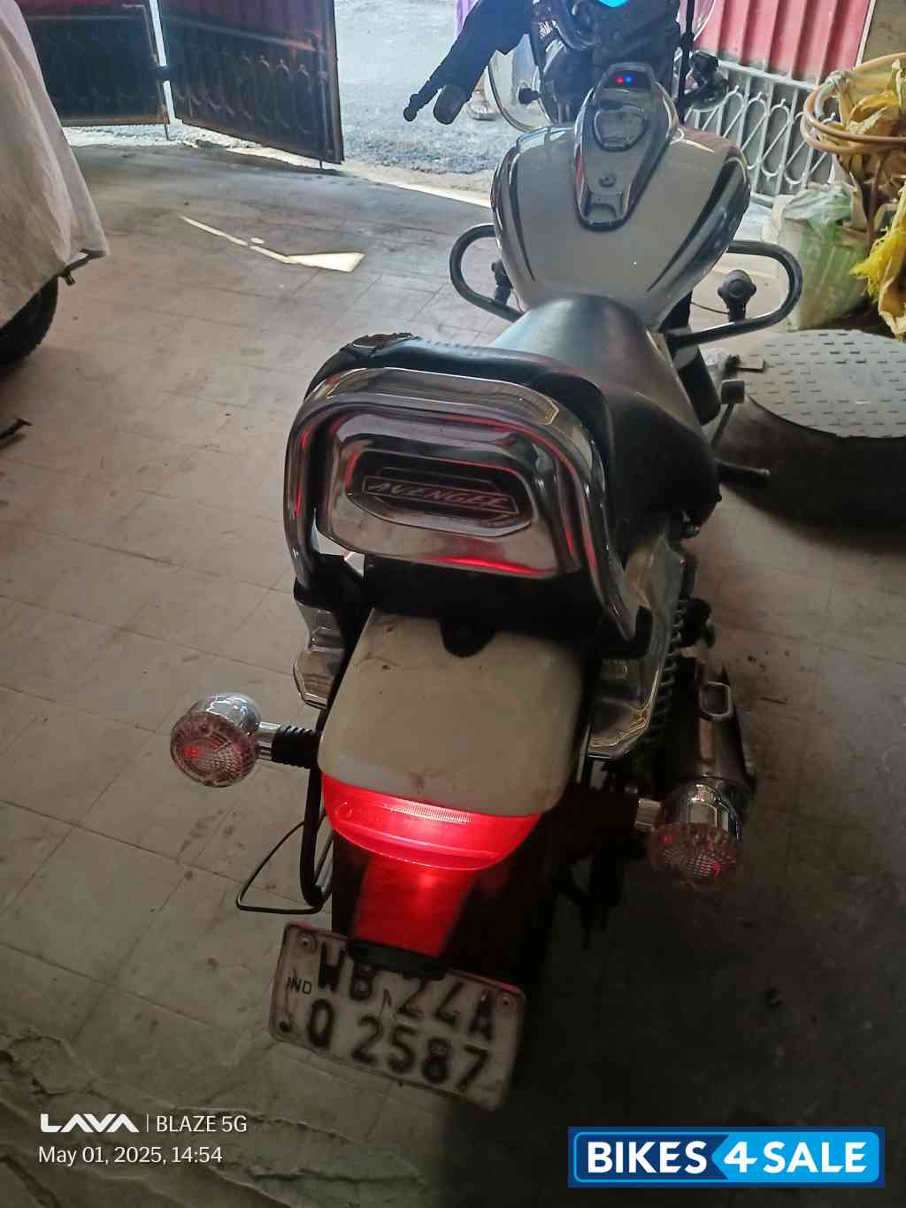 White Bajaj Avenger Cruise 220