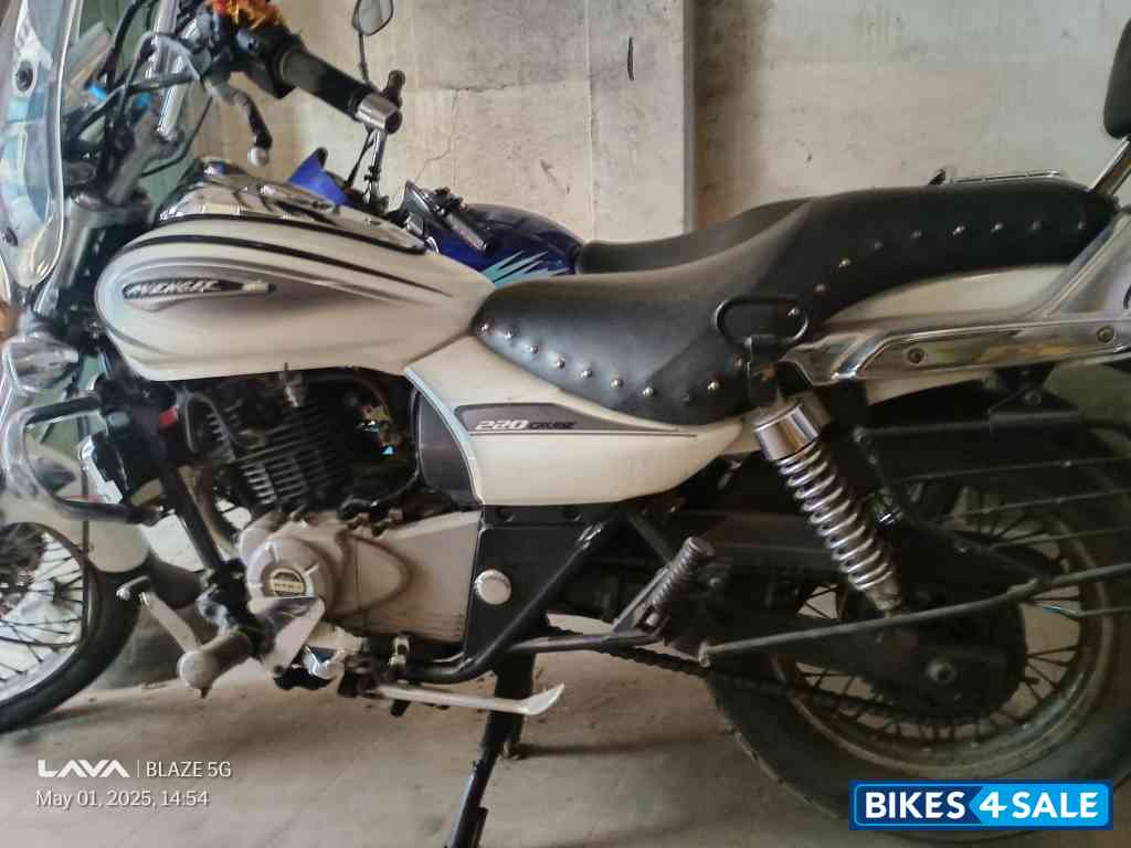 White Bajaj Avenger Cruise 220