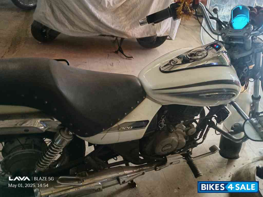 White Bajaj Avenger Cruise 220