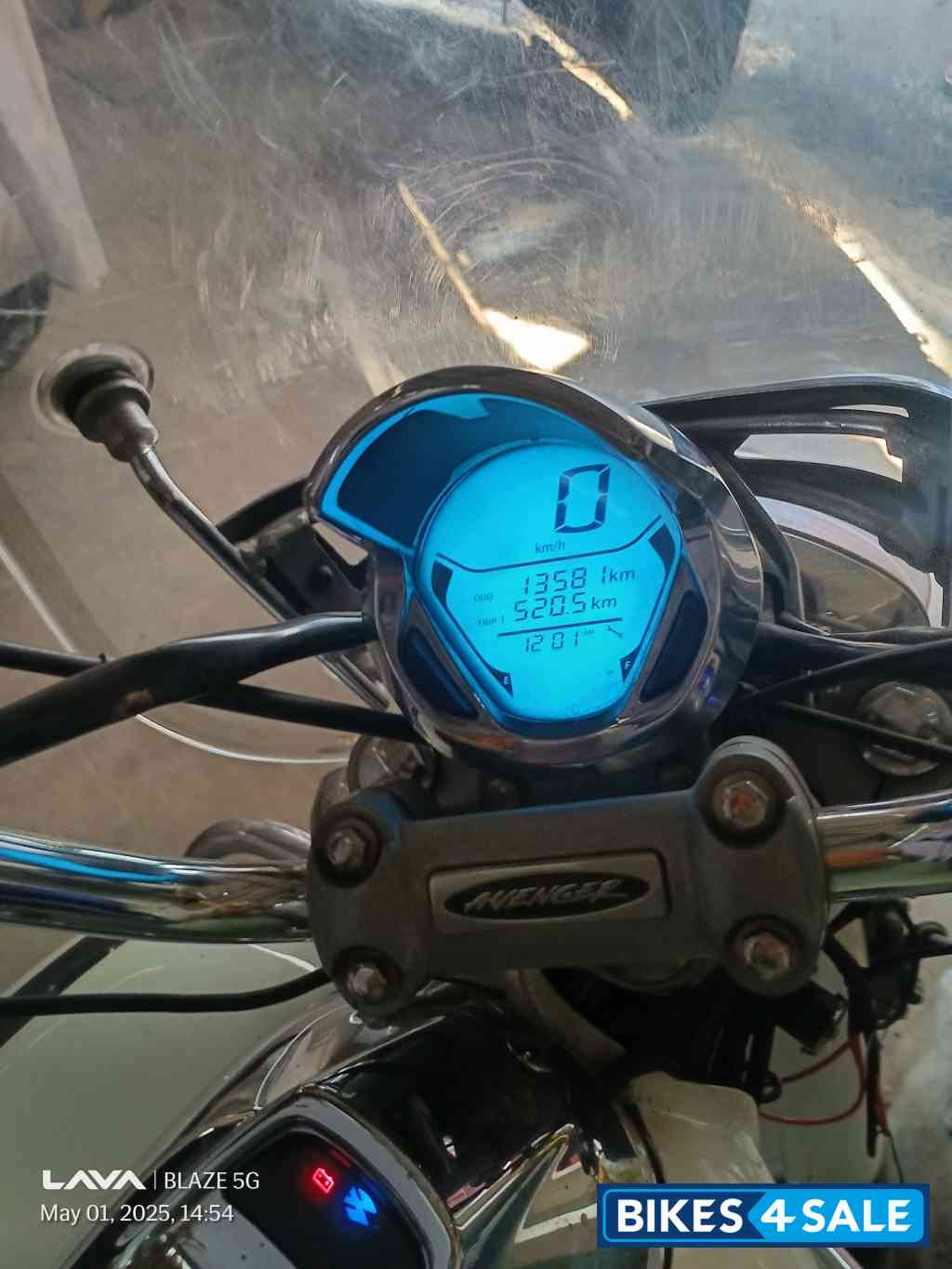 White Bajaj Avenger Cruise 220