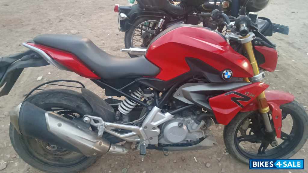 Racing Red BMW G 310 R