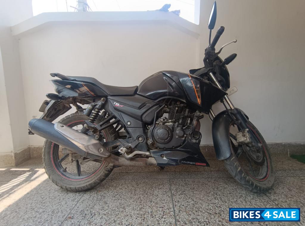 Black TVS Apache RTR 160