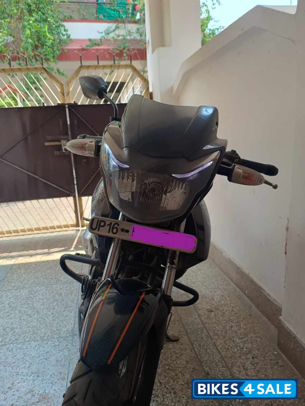 Black TVS Apache RTR 160