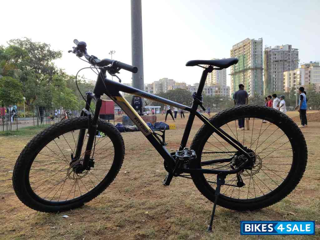 Black-golden Bicycle FitTrip