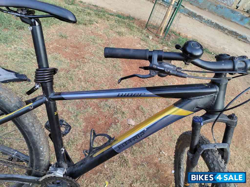 Black-golden Bicycle FitTrip