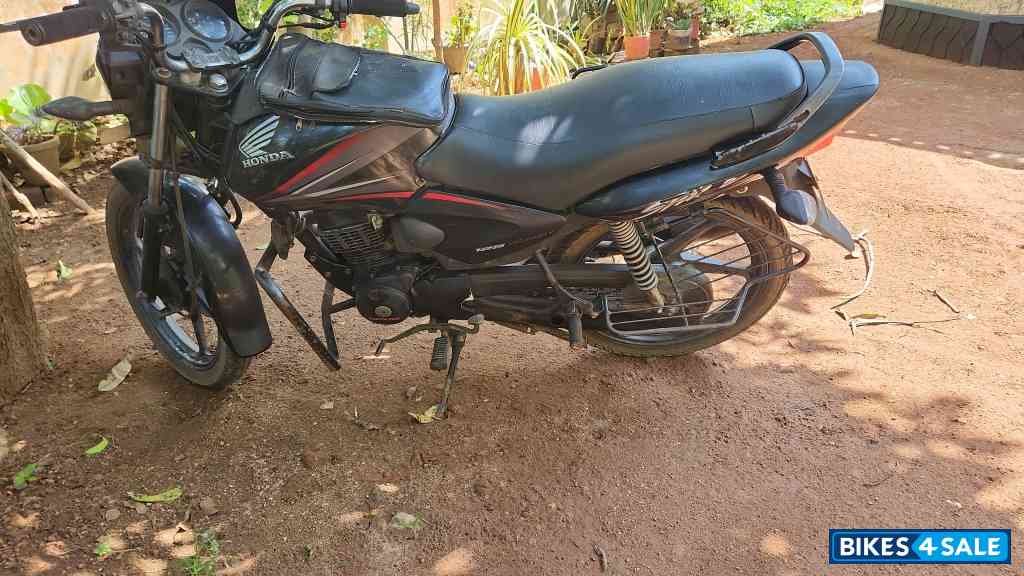 Black Honda Shine 125