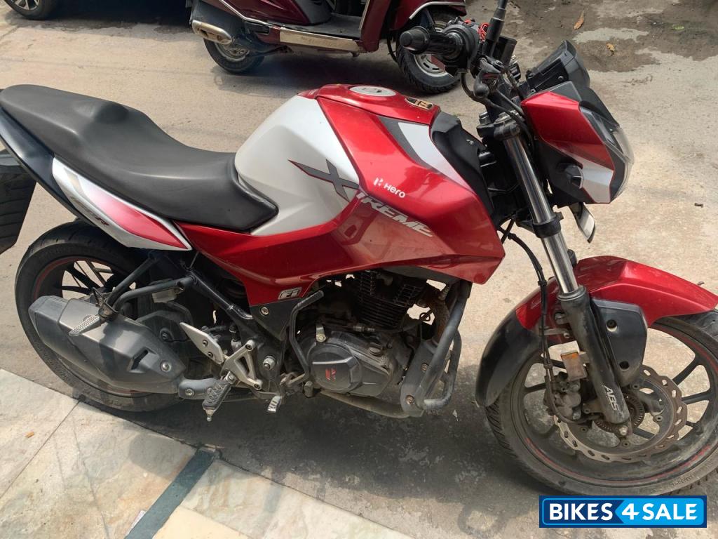 Red And White Hero Xtreme 160R 100 Million Edition