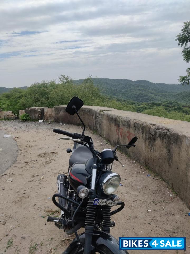 Black Bajaj Avenger Street 220