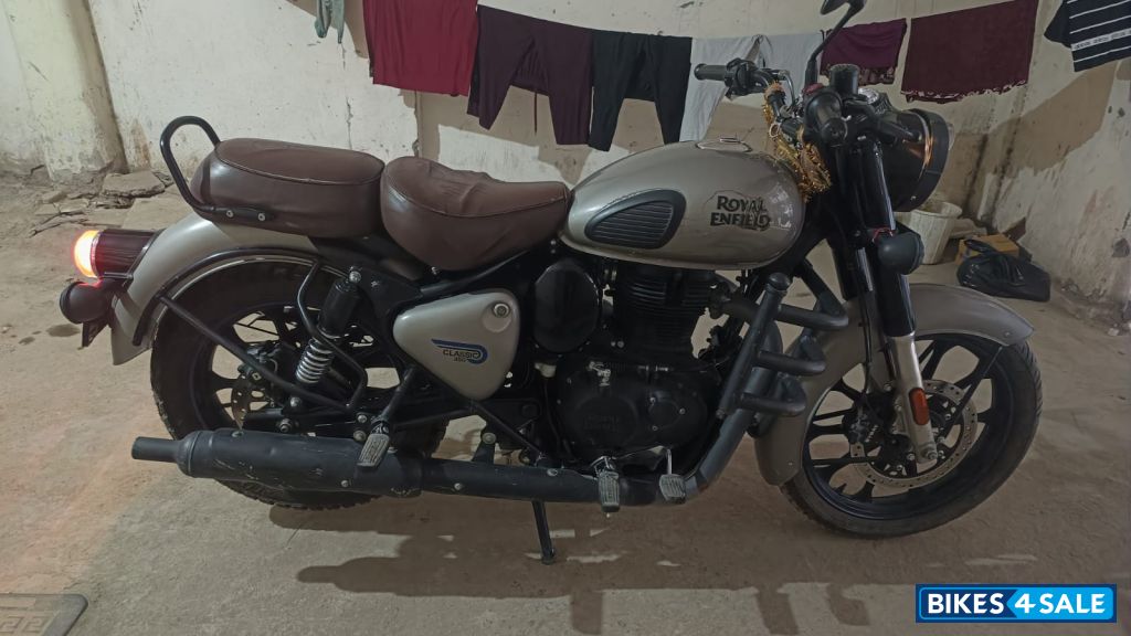 Dark Gunmetal Grey Royal Enfield Classic 350 BS VI Dark Gunmetal Grey Royal Enfield Classic 350 BS VI