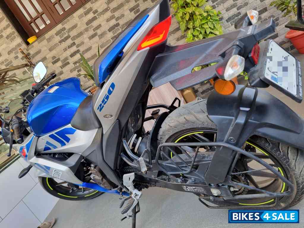 Metallic Sonic Silver Suzuki Gixxer SF 250