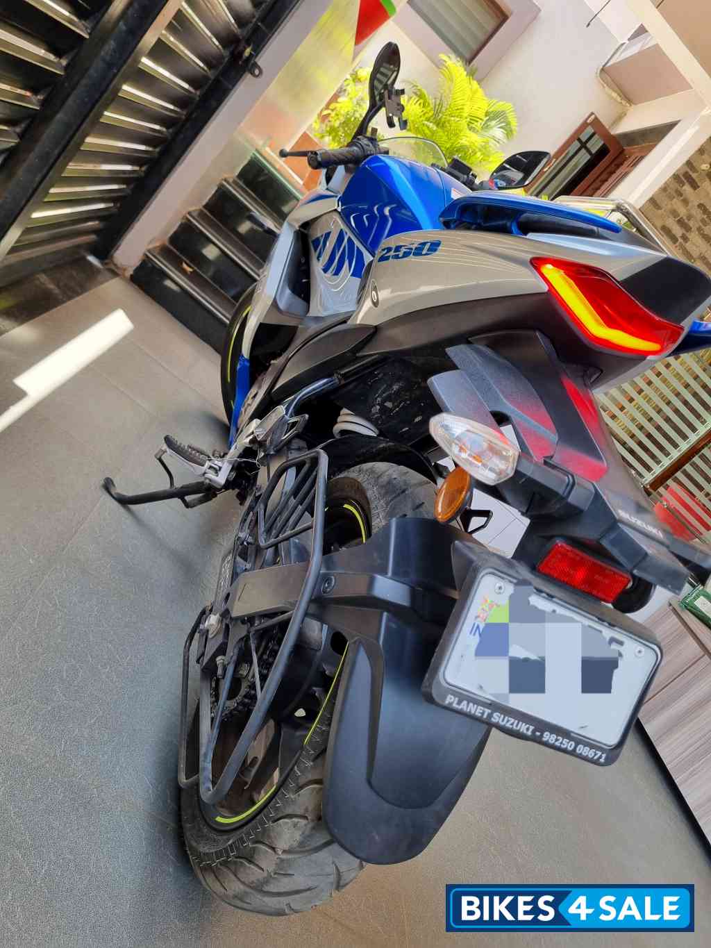 Metallic Sonic Silver Suzuki Gixxer SF 250