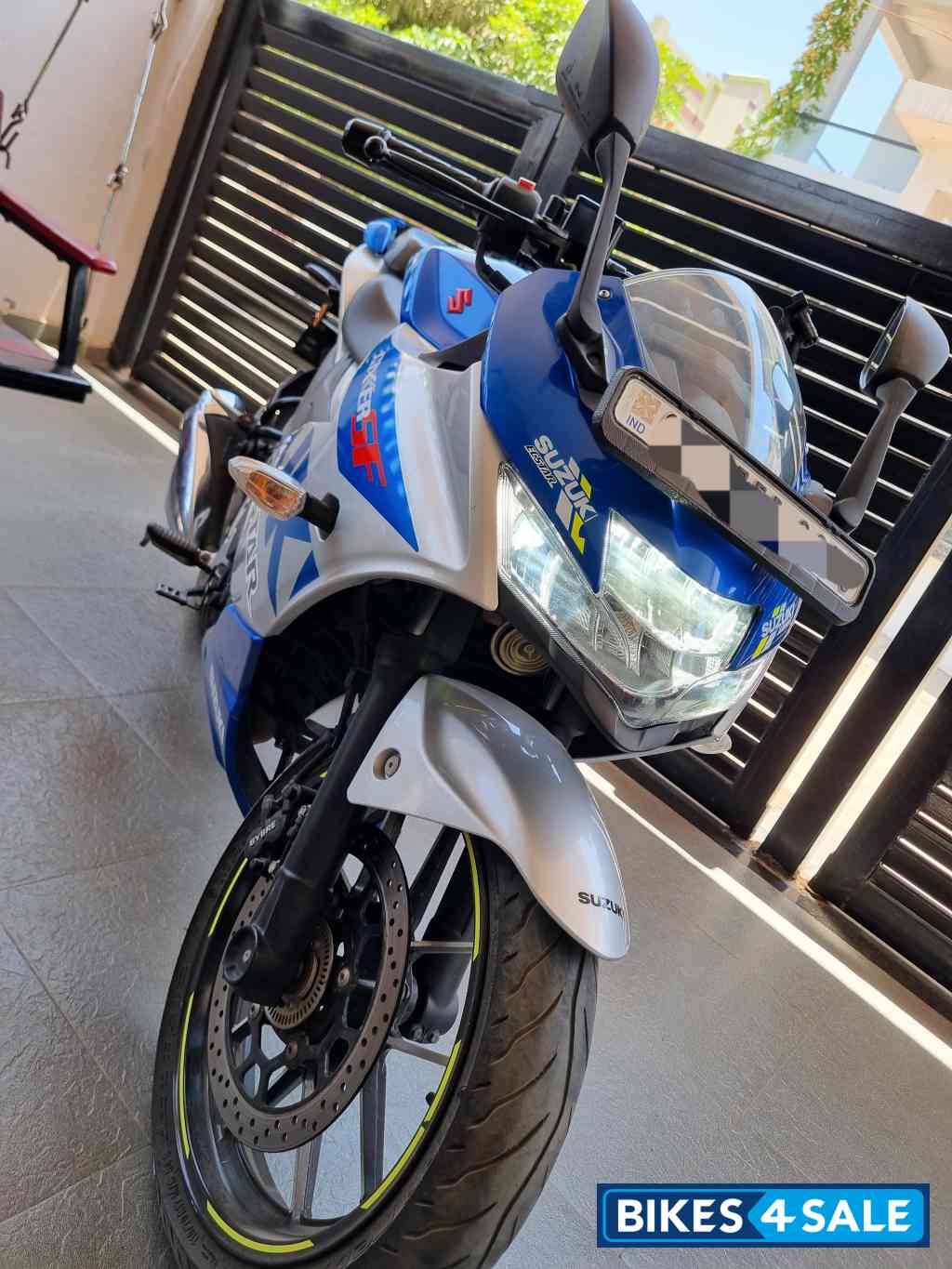 Metallic Sonic Silver Suzuki Gixxer SF 250