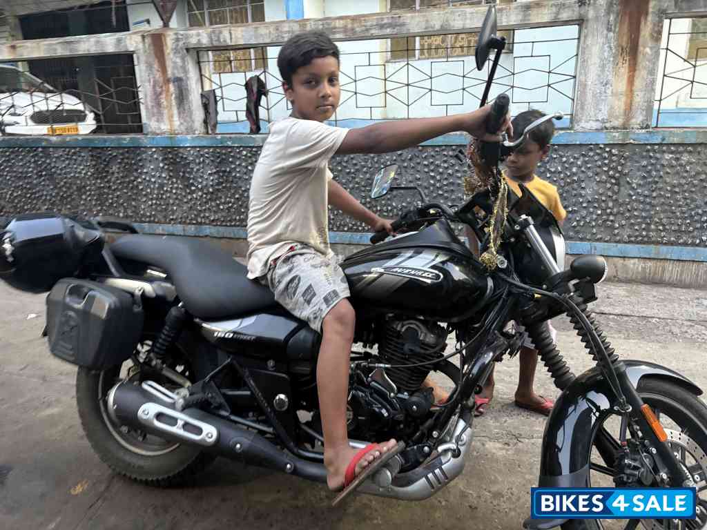 Black Bajaj Avenger Street 160 BS6