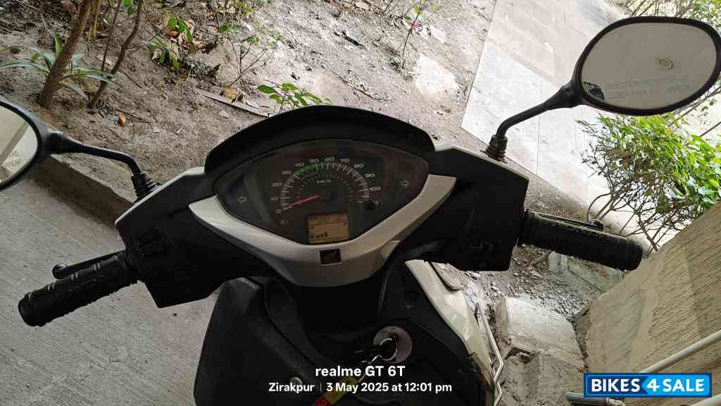 Sparkle White Honda Activa 125