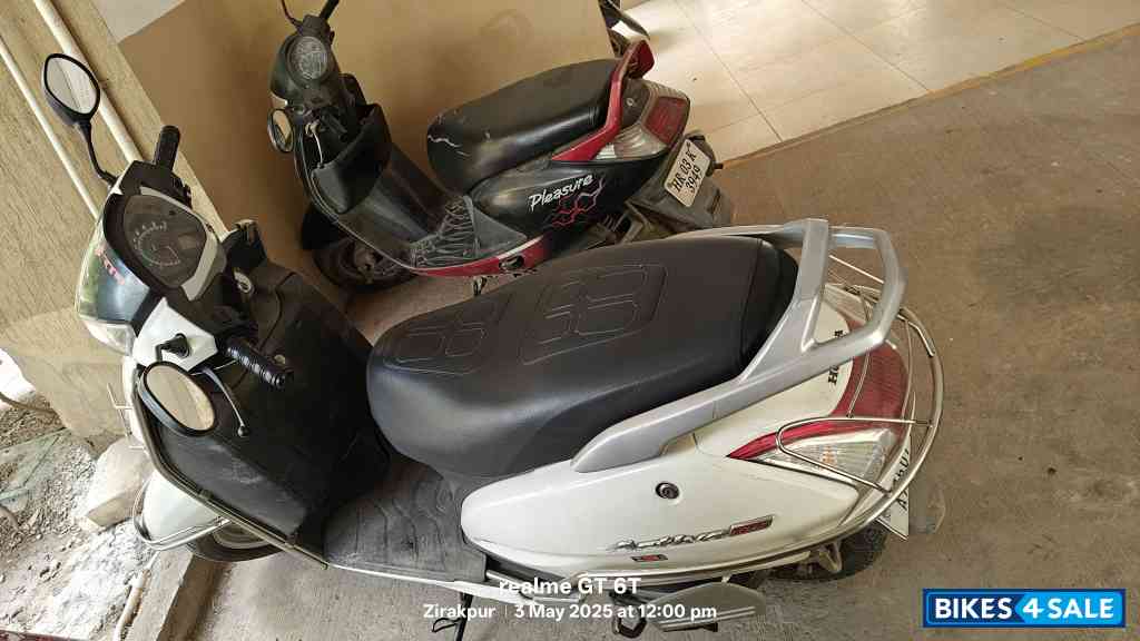 Sparkle White Honda Activa 125