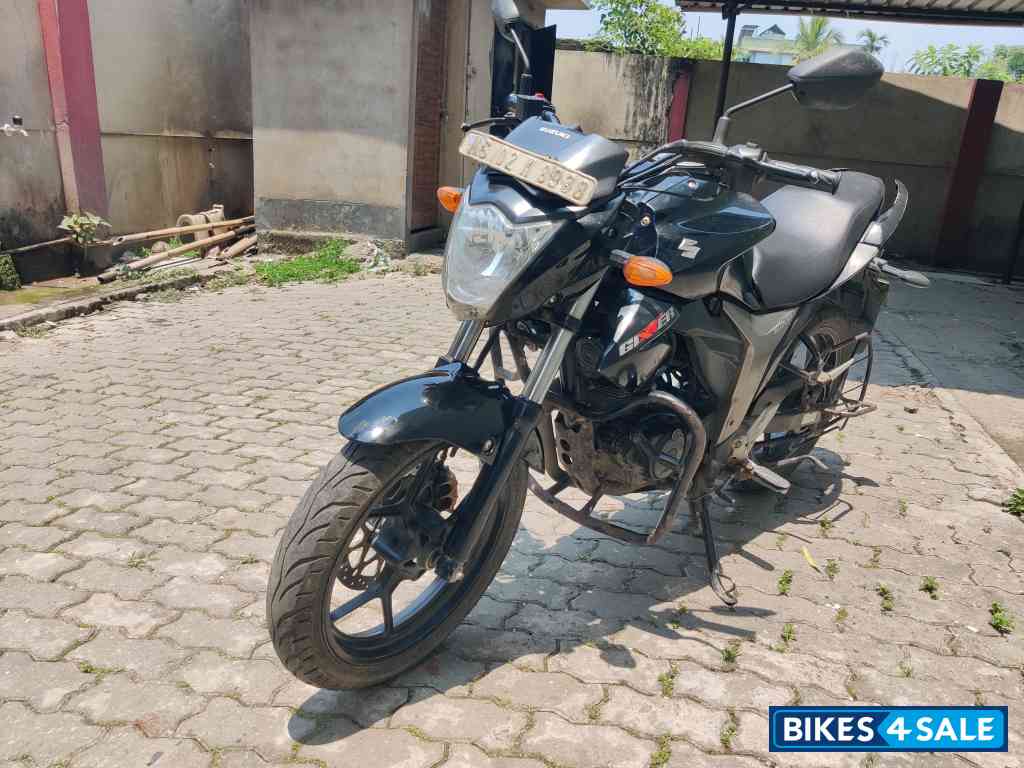 Black Suzuki Gixxer 150