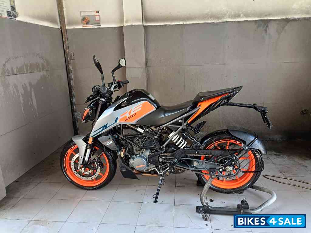 Metallic Silver KTM Duke 200 2022