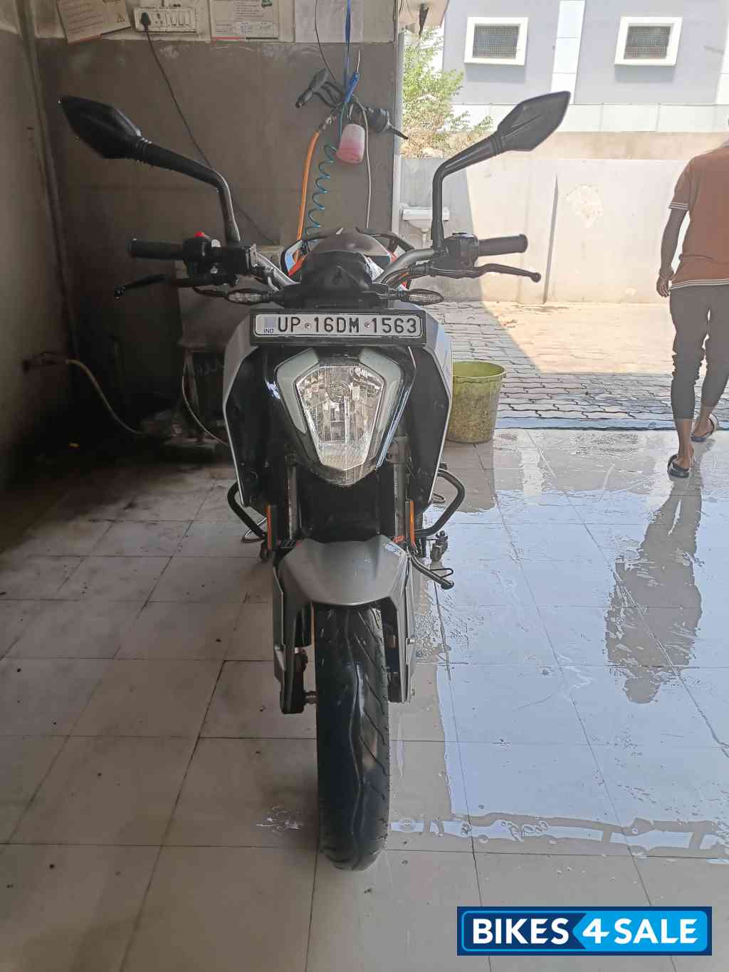 Metallic Silver KTM Duke 200 2022 Metallic Silver KTM Duke 200 2022