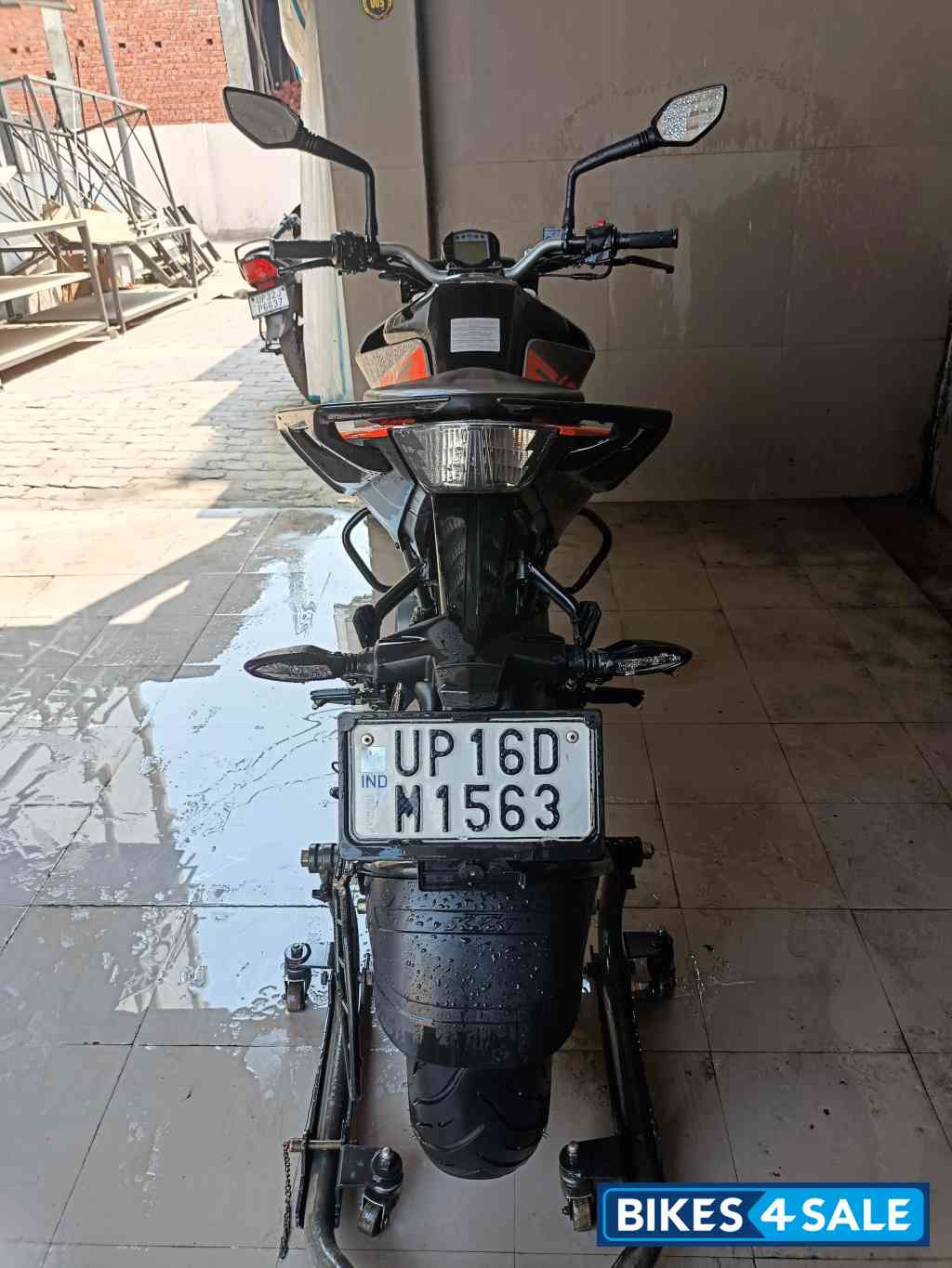 Metallic Silver KTM Duke 200 2022 Metallic Silver KTM Duke 200 2022