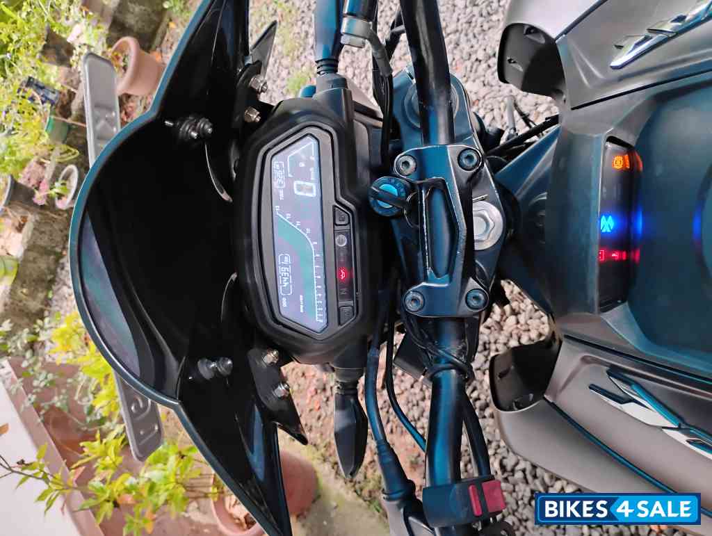 Matte Black Bajaj Dominar 400