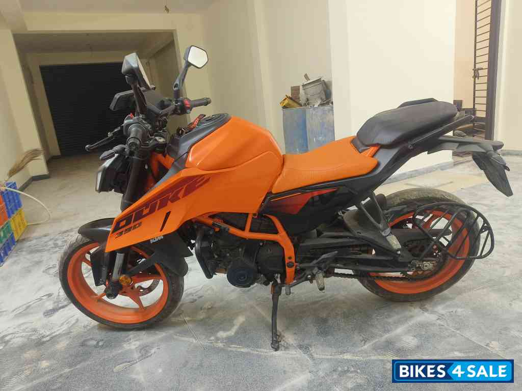 Orange KTM Duke 390 2024