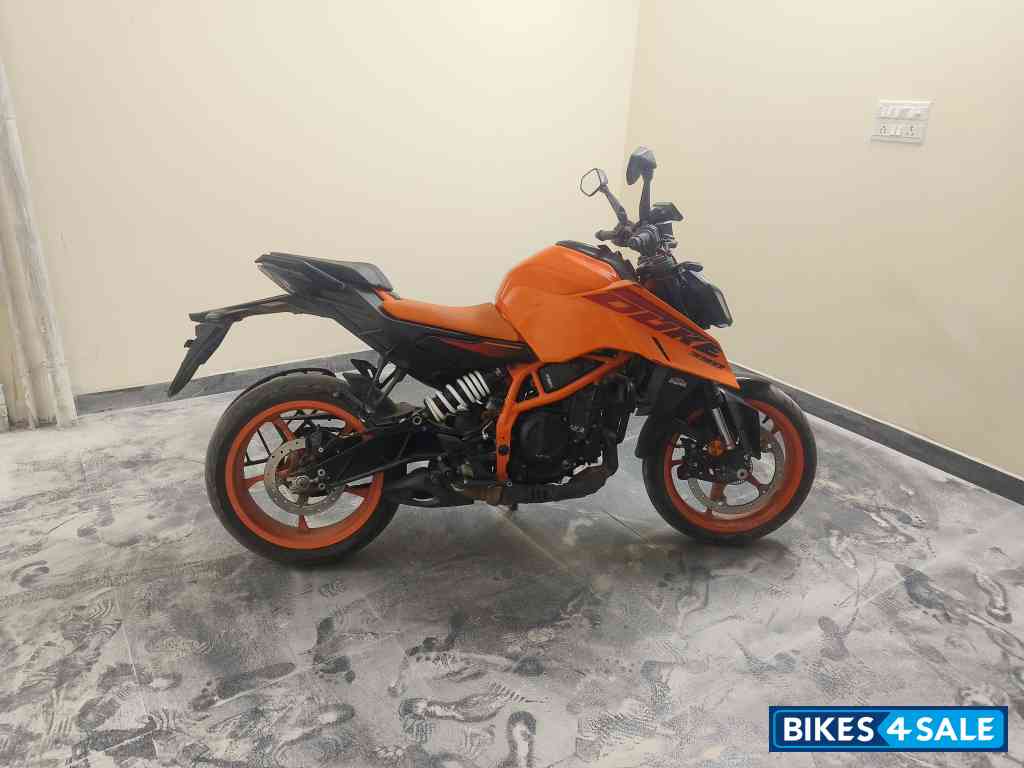 Orange KTM Duke 390 2024
