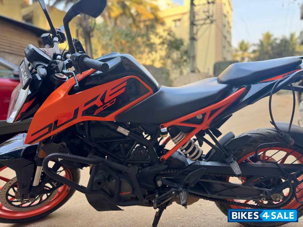 Orange KTM Duke 200 2022