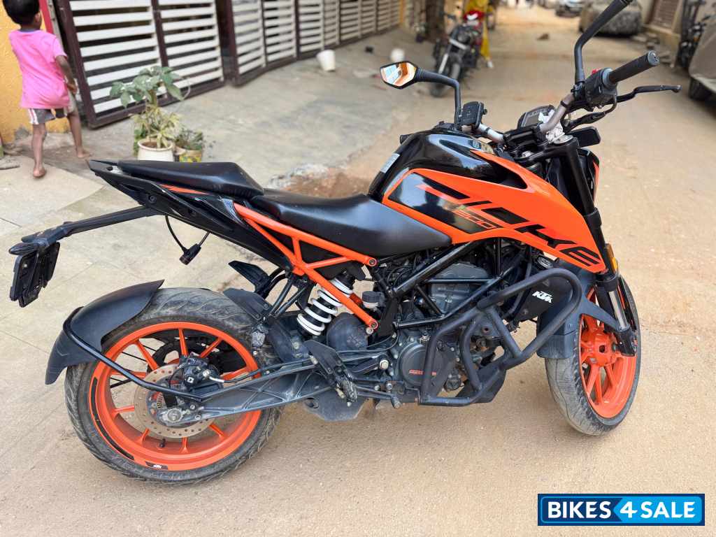 Orange KTM Duke 200 2022
