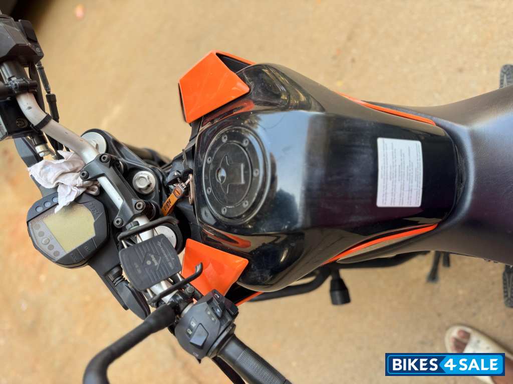 Orange KTM Duke 200 2022