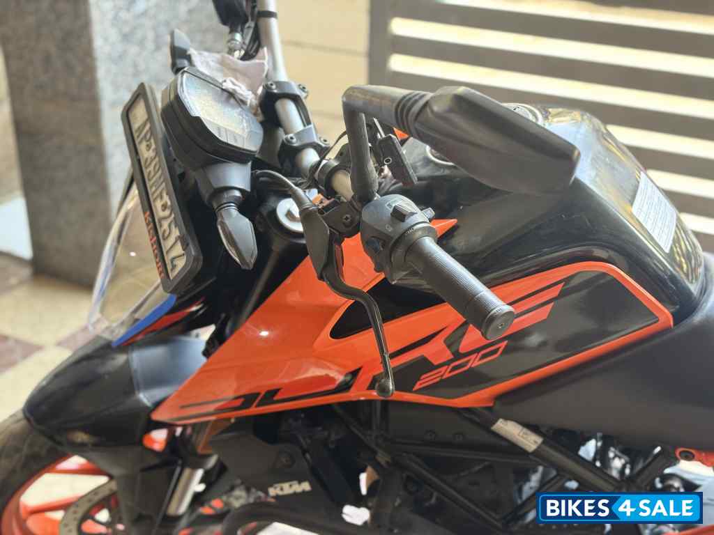Orange KTM Duke 200 2022