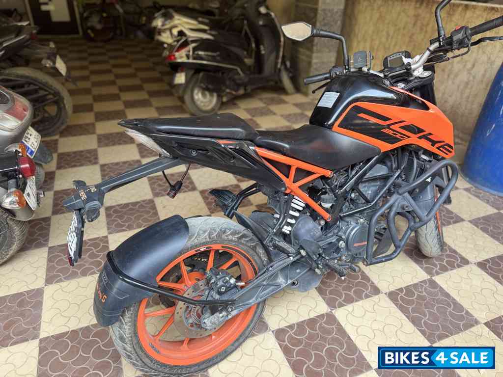 Orange KTM Duke 200 2022