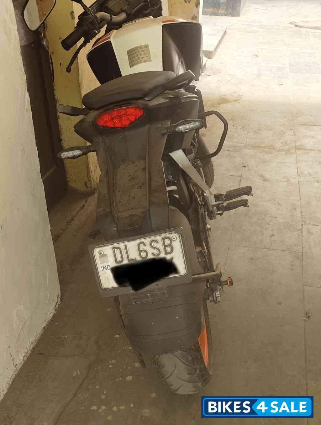 White KTM Duke 125