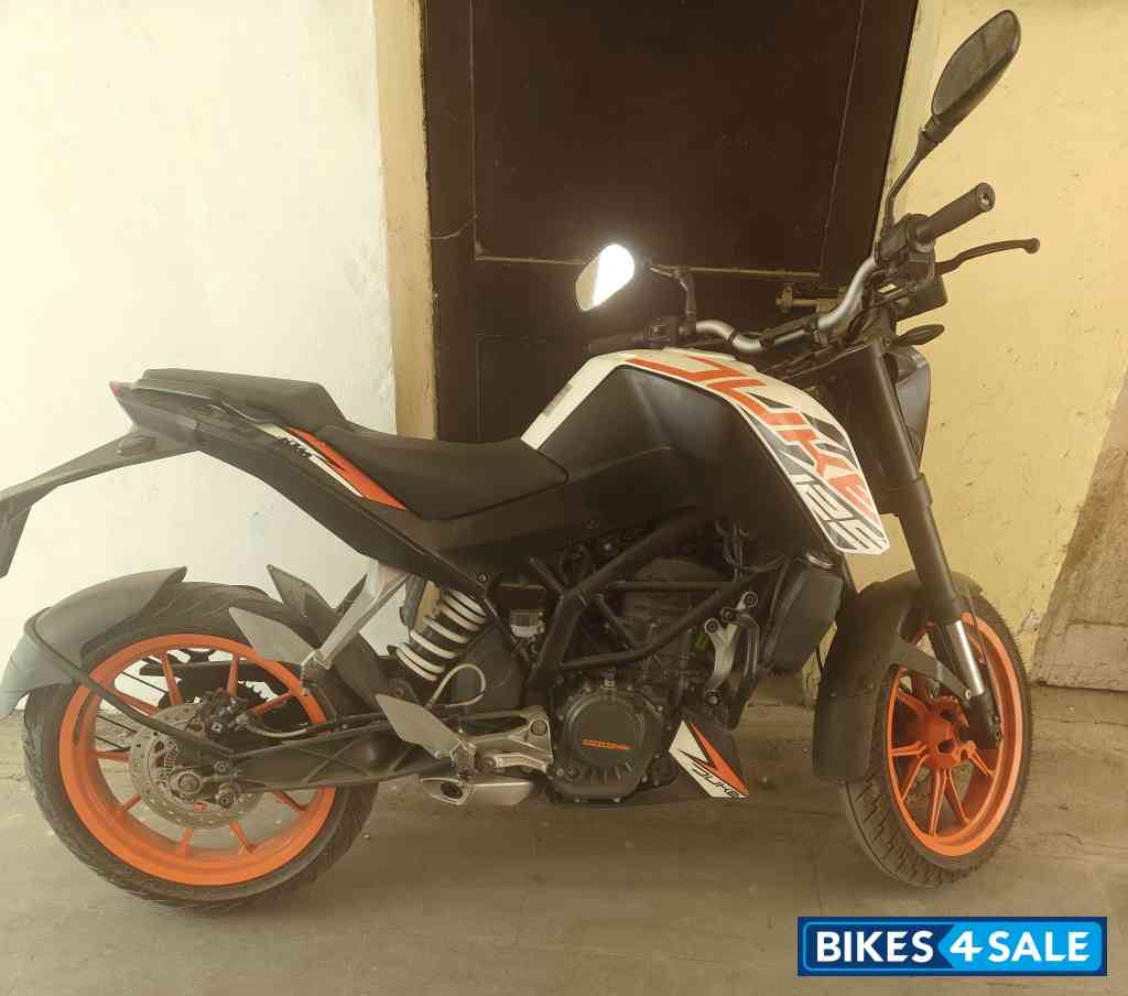 White KTM Duke 125