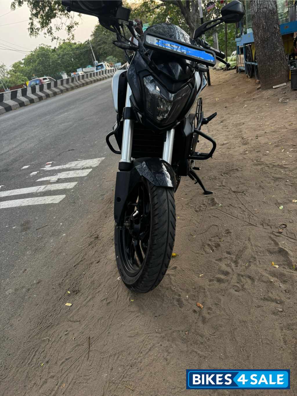 Black Bajaj Dominar 250