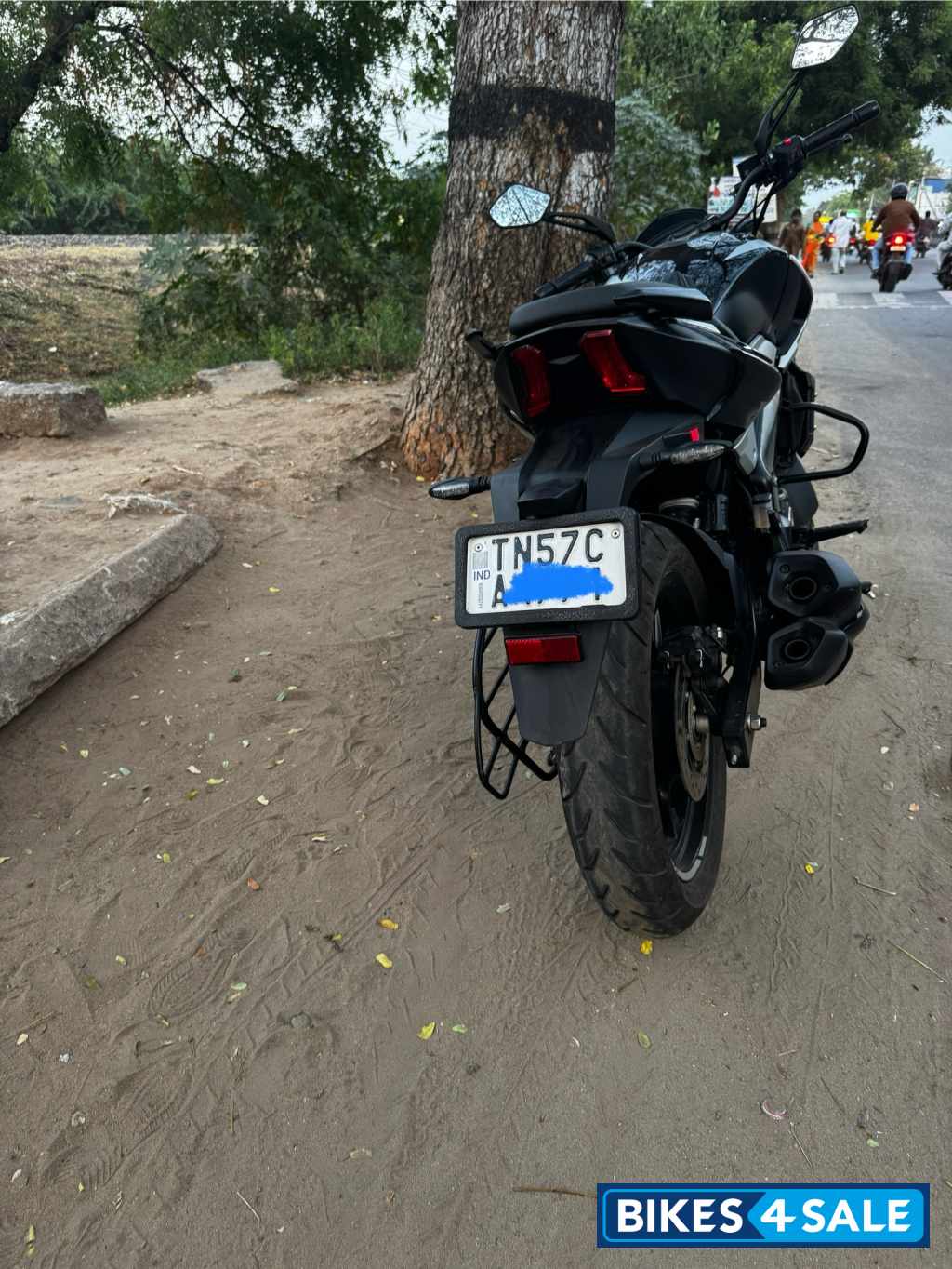 Black Bajaj Dominar 250