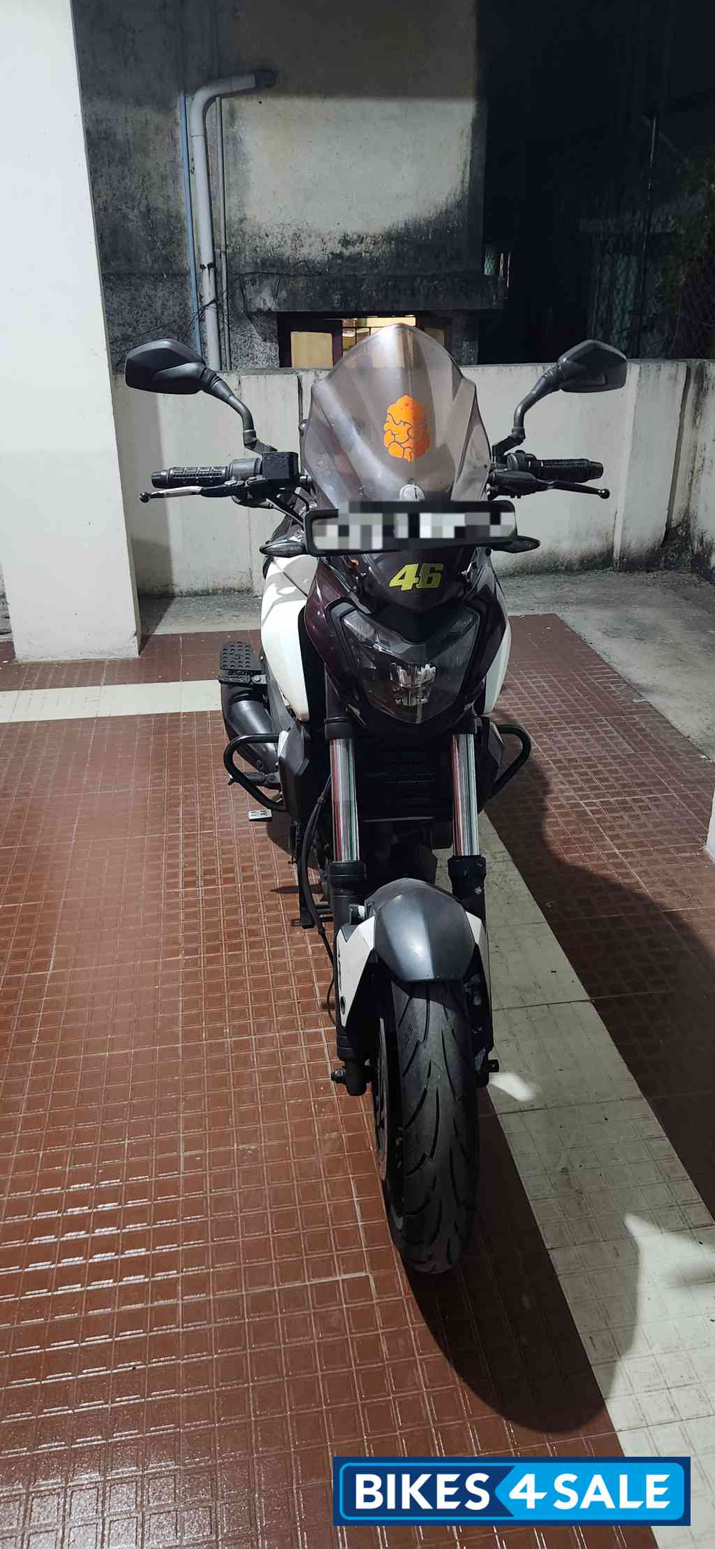White Bajaj Dominar 400